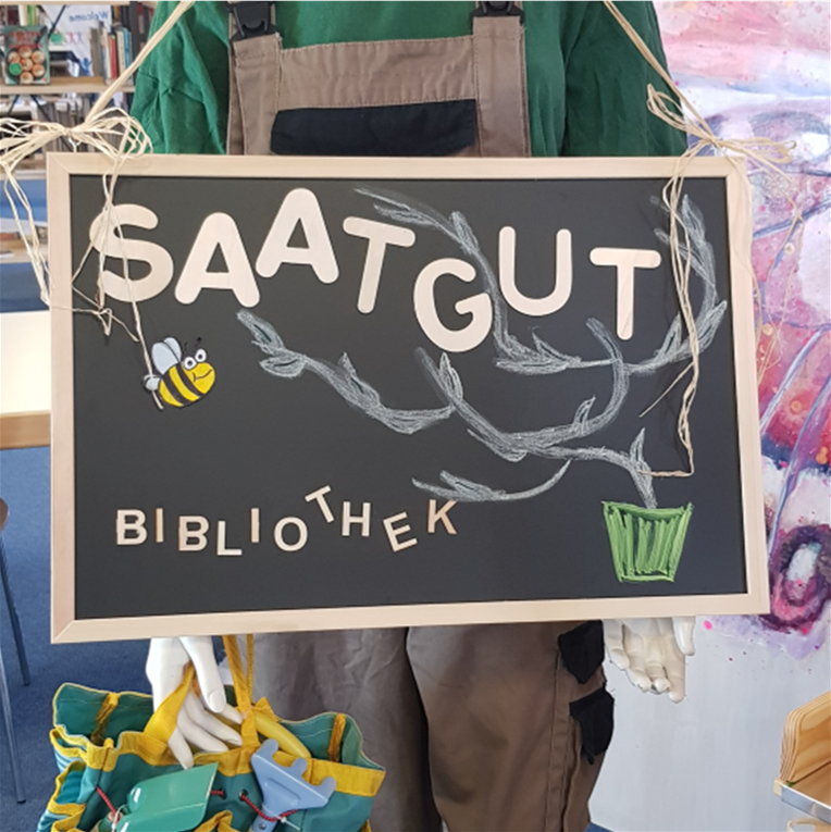 Eine Tafel mit Holzbuchstaben daruf, die das Wort Saatgut bilden.